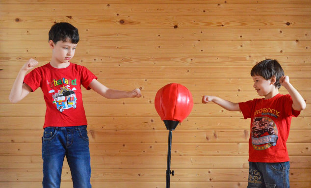 niños entrenando boxeo